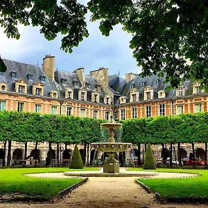Marais Saint Paul Paris